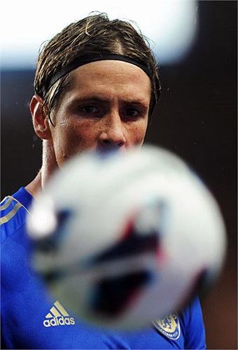 Mái tóc lại được anh chăm chút kỹ lưỡng mỗi khi ra sân