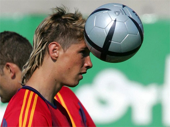 Euro 2004 là giải đấu lớn đầu tiên của Torres, và anh lập tức gây sốt bởi kiểu tóc lạ mắt của mình