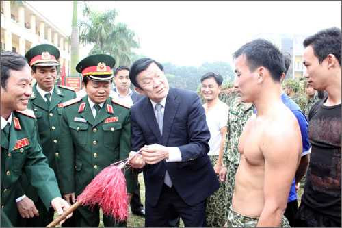 Chủ tịch nước xem đặc công Việt Nam tập luyện
