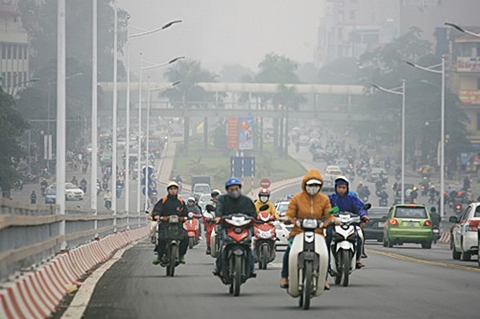 Các con đường, ngõ hẻm chìm trong sương mù những ngày cuối tháng 12, không khí lạnh ở thủ đô khiến nhiều người ra đường co ro trong gió lạnh.