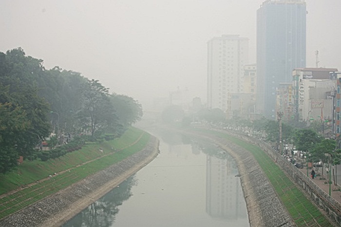 Khu vực sông Tô Lịch chìm trong làn sương mờ ảo, khác hẳn vẻ xấu xí, hôi thối thường ngày của nó.