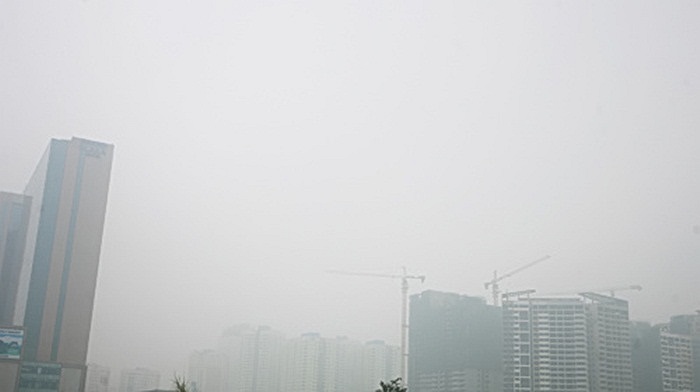 Về đêm sương xuất hiện càng nhiều, hàng loạt đèn vàng (đèn phá sương) trên đại lộ Thăng Long cũng không thể phá vỡ nổi làn sương trắng.