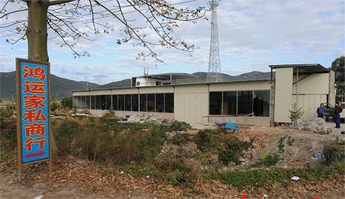 Điểm sản xuất tiền giả này nằm trong một ngôi nhà rộng, bên trong lại chứa nhiều đồ nội thất bằng gỗ