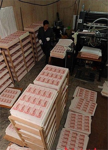 Chỉ một góc trong căn phòng chứa hàng ngàn tờ tiền giả 