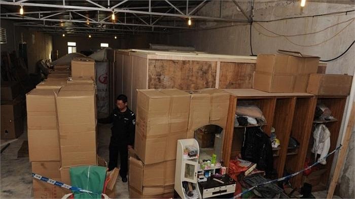 Tuy nhiên, đằng sau những chiếc tủ và giường gỗ là nơi sản xuất tiền giả 