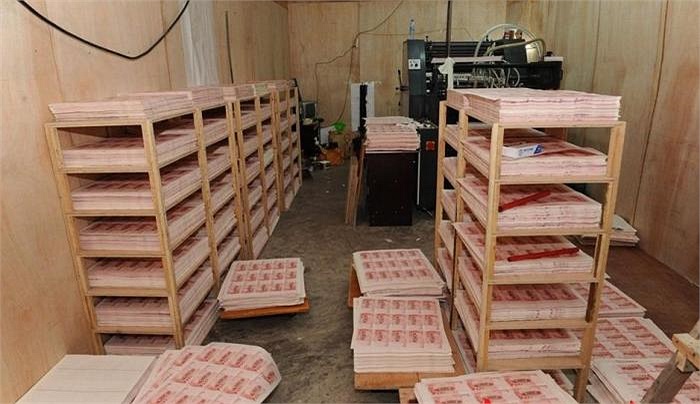 Những giá để la liệt các đồng nhân dân tệ bị làm giả 