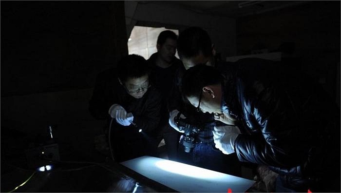 Cảnh sát đang kiểm tra số tiền giả tại đây