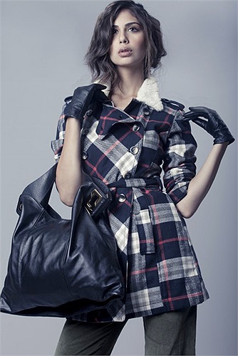 Cô gái xinh đẹp này cho biết: 'Cha tôi không thích tôi theo công việc này mà muốn tôi ở gần bên. Khi khoe hình tôi chụp trên tạp chí, cha không xem vì có lẽ là 'ghen'. Cha phản đối tôi làm người mẫu nhưng lại tự hào về tôi'.