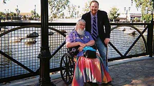 Con nhận mẹ sau 33 năm lưu lạc nhờ bộ râu