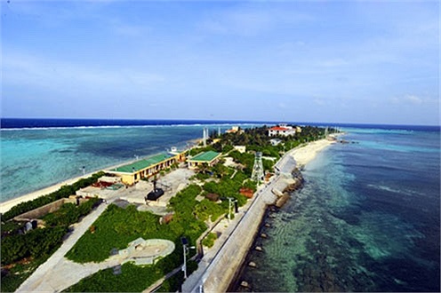 Đảo Nam Yết nằm ở phía Bắc huyện đảo Trường Sa (Khánh Hòa). Nhìn từ trên cao, đảo thon thon như chiếc đàn Đáy phủ một màu xanh nhờ đôi tay rắn rỏi của cán bộ, chiến sĩ đứng chân trên đảo.