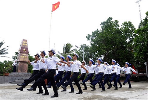 Ngày mới thanh bình trên đảo, các cán bộ, chiến sĩ tập điều lệnh, đội ngũ.(Theo Quân đội Nhân dân)