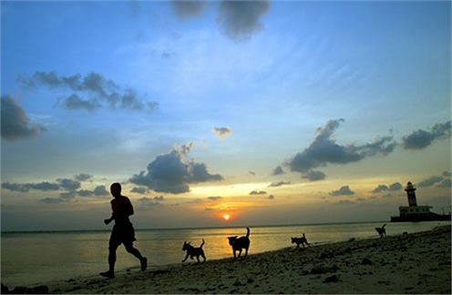 Hoàng hôn dần buông trên đảo Nam Yết.(Theo Quân đội Nhân dân)