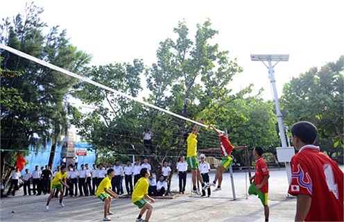 Chiều chiều, cán bộ chiến sĩ các cụm trên đảo thường thi đấu thể thao sôi nổi (Theo Quân đội Nhân dân)