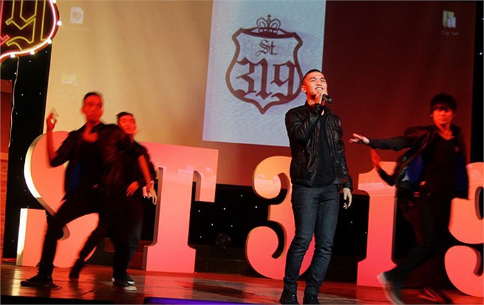 Anh chàng từng cộng tác với nhóm trong sản phẩm riêng của mình.