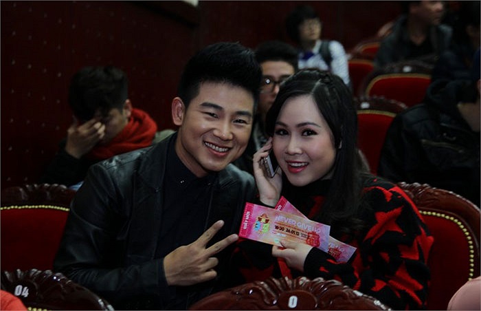 Diễn viên Trương Phương cặp kè như tình nhân với ca sĩ Việt Tú.