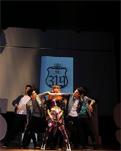 Bắt đầu tự phát và dần dần, nhóm này trở nên chuyên nghiệp, được công chúng, và fan đánh giá cao.