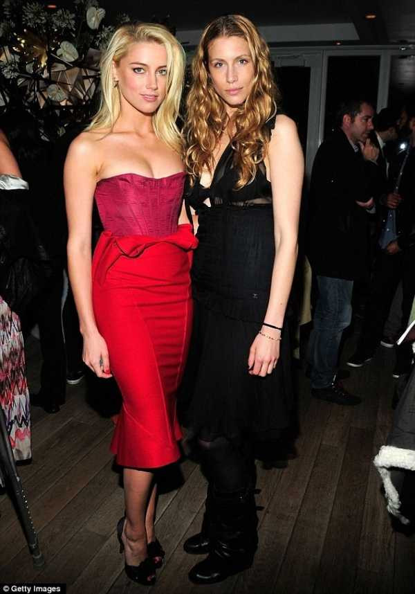 'Cướp biển' Johnny Depp chia tay người tình lưỡng tính