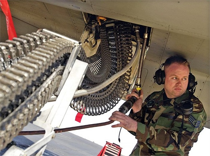 Mặc dù sức mạnh chủ yếu nằm ở các tên lửa tầm nhiệt nhưng F-15 vẫn sở hữu súng máy 6 nòng cỡ đạn 20mm cực nguy hiểm