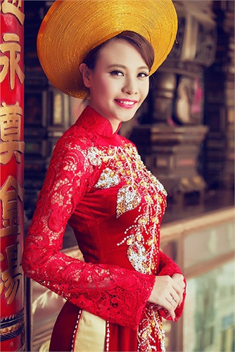 Sau khi tốt nghiệp khoa thanh nhạc trường ĐH Văn hóa Nghệ thuật Quân đội (Hà Nội), Đàm Thu Trang vào Tp.HCM lập nghiệp và theo đuổi niềm đam mê ca hát của mình. Cô khoe nụ cười tỏa nắng trước ống kính. 