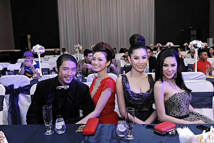 Khánh My (áo đỏ) và dàn người đẹp