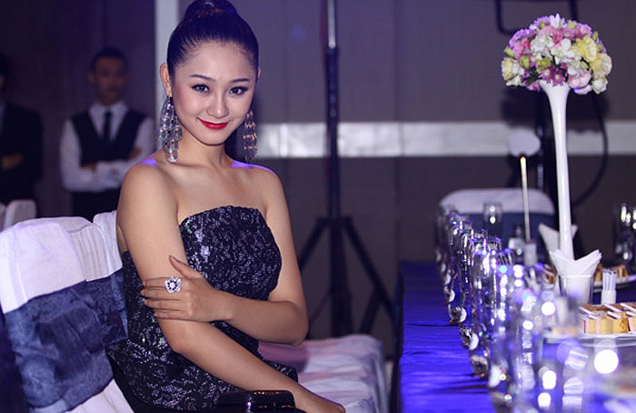 Cô nàng cười rất xinh.