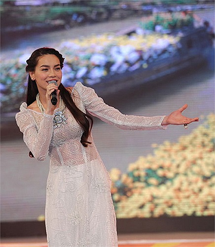 Dù trên sân khấu hay đi sự kiện, khán giả đều dễ dàng bắt gặp Hồ Ngọc Hà khoe vẻ đẹp sexy với áo voan mỏng manh.