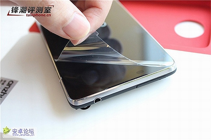 Sản phẩm trang bị màn hình cỡ 5-inch siêu nét với độ phân giải 1920x1080 điểm ảnh, mật độ lên tới 440ppi tương tự như HTC Droid DNA.