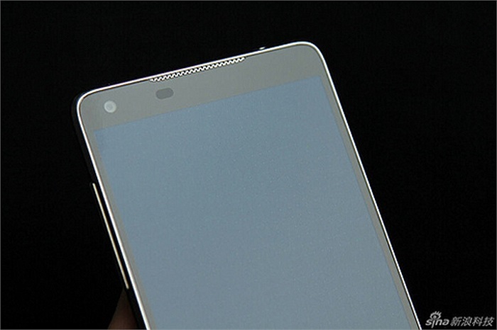 Hơn nữa, sản phẩm có một thiết kế khung nhôm nguyên khối cực mỏng -7,6mm- mỏng hơn nhiều so với hầu hết smartphone 5-inch hiện nay.