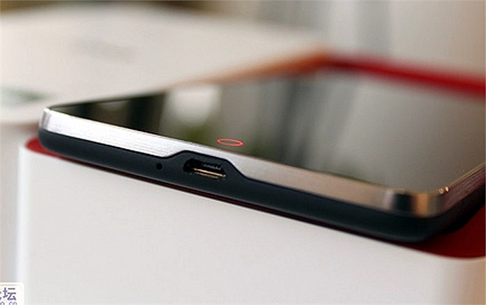 Tuy ZTE chưa ấn định thời gian phát hành sản phẩm này nhưng họ hứa hẹn sẽ tung sản phẩm ra thị trường trong quý 1/2013 và phiên bản quốc tế sẽ hỗ trợ cả 4G (LTE), để người dùng có thể lướt web trên mạng di động tốc độ. 