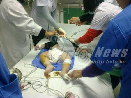 Đau lòng cảnh cấp cứu bé trai bị bố bóp cổ đến chết