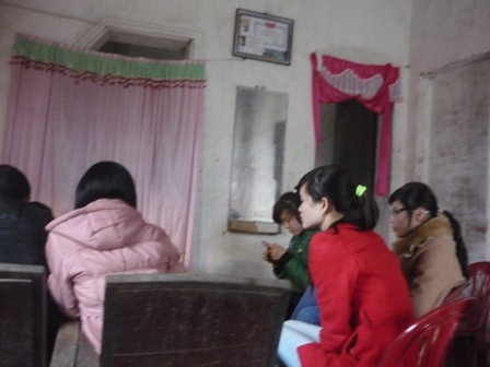 Đầu năm, thiếu nữ rủ nhau ‘bơm tiền’ cho thầy bói