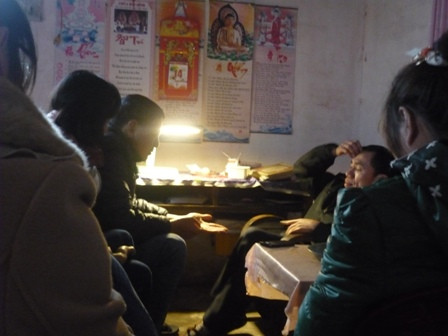 Đầu năm, thiếu nữ rủ nhau ‘bơm tiền’ cho thầy bói