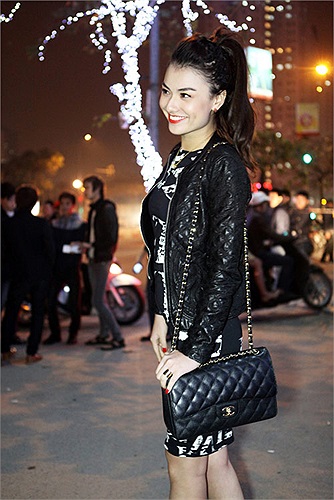 Trở về Hà Nội sau Đẹp Fashion show, Hồng Quế kín cổng cao tường đi dự tiệc tối qua.