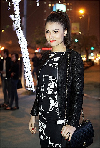 Đây là lần hiếm hoi cô gái trẻ này mặc giản dị và kín đáo như thế này. Cô diện đồ Gucci đồng bộ...