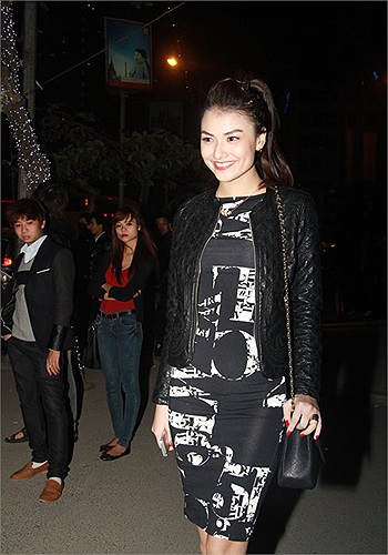 Hồng Quế cười rạng rỡ.