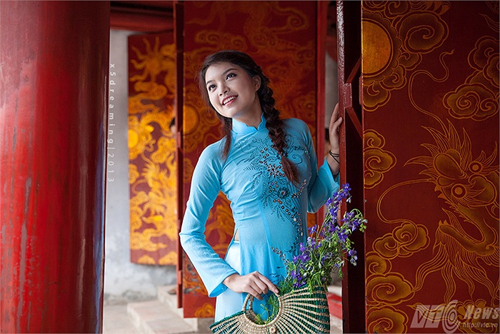 Những ngày cận Tết, cô nữ sinh xinh đẹp này chọn Văn Miếu Quốc Tử giám làm nơi để ghi lại bộ ảnh đẹp nhất đón năm mới