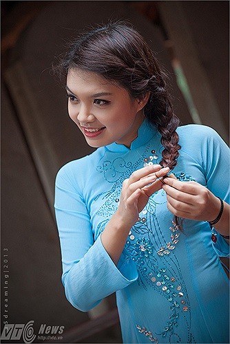 Cô gái này cũng chọn một bộ áo dài thật nhẹ nhàng cho phù hợp với không khí trang nghiêm nơi đây