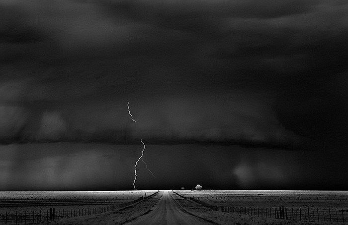 Tia chớp xe dọc con đường tại Guymon, Oklahoma, Mỹ