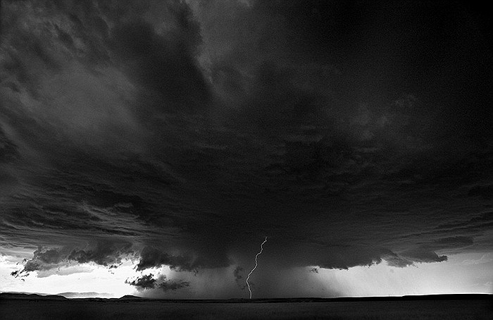 Bức tường mây dày đặc trên bầ trời bị đâm khủng bơi một tia sét