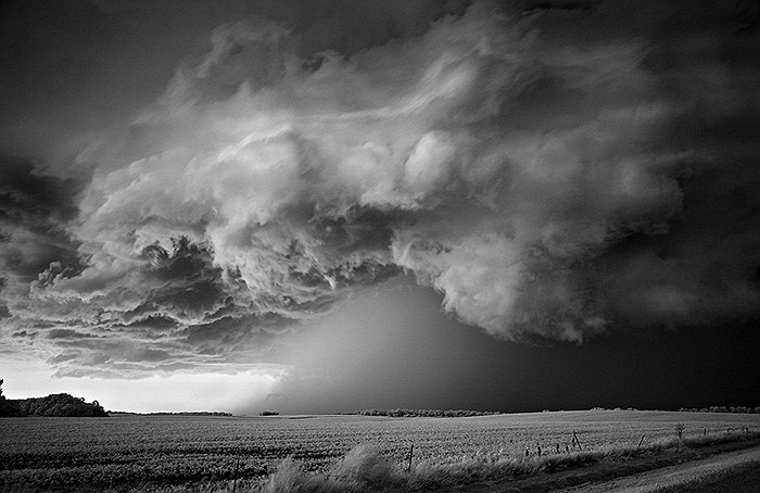 Cơn bão khổng lồ đang quét qua cánh đồng ở vùng nông thông South Dakota