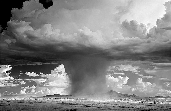 Cơn mưa bóng mây chụp tại vùng Lordsburg, New Mexico