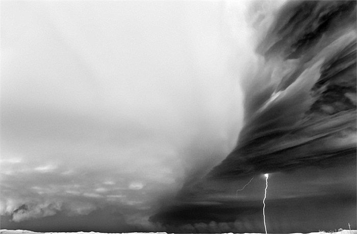 Đám mây đang hình thành lốc xoáy và tia sét đánh thẳng xuống đất ở tiểu bang Nebraska, Mỹ