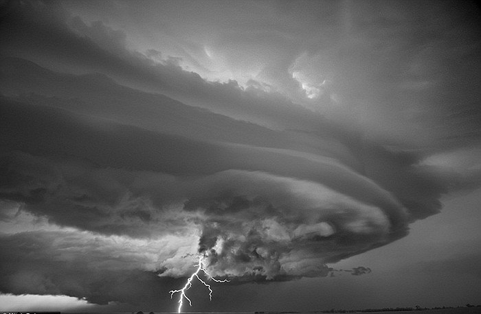 Lốc xoáy cùng sấm sét tại Mobridge, South Dakota