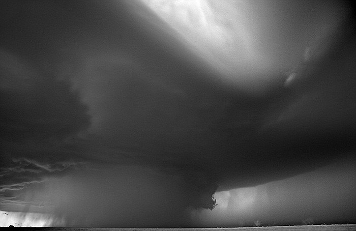 Bức ảnh 'Ngôi sao đen tối' của Mitch Dobrowner