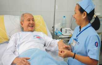 Dịch vụ chăm bệnh nhân ngày Tết: 700.000 đồng/ngày