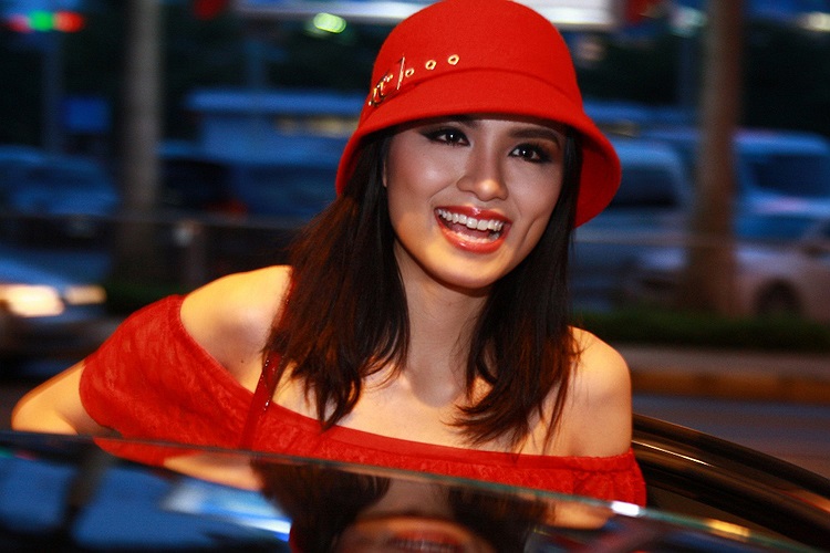 Cô rạng rỡ diện bộ đồ và phụ kiện đỏ rực tại sân bay và được một số fan ra đón, tặng hoa. Sau đây là những hình ảnh của Diễm Hương khi vừa xuống sân bay Tân Sơn Nhất: