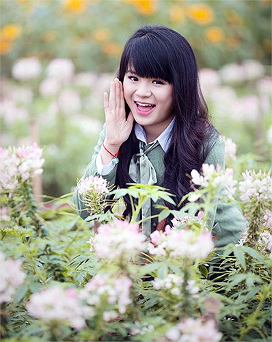 Vườn hoa Bách Nhật với hàng trăm loại hoa sặc sỡ khoe sắc càng khiến cho vẻ đẹp của hotgirl Hà Đan thêm phần lung linh