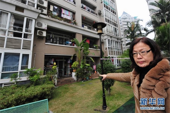 Bà Tian bị điều tra sau khi có một bài viết trên Internet tố cáo bà sở hữu 16 căn hộ với tổng 50 triệu nhân dân tệ - vượt xa mức thu nhập. Người viết là hàng xóm của bà Tian, tên là Chen