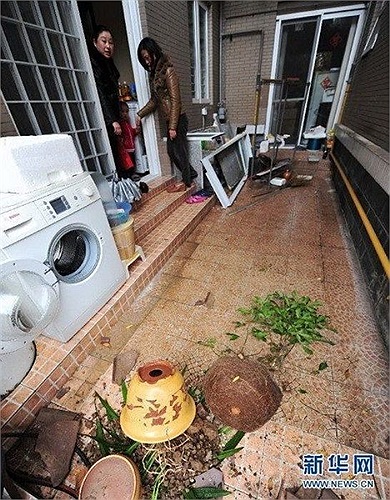 Bà Chen cùng những người hàng xóm không chấp nhận được cách hành xử của gia đình bà Tian. Khi có xích mích gần đây, gia đình bà Tian đập vỡ chậu hoa ngoài nhà bà Chen