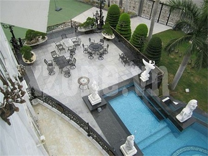 Tọa lạc ở một vị trí cực đẹp và yên tĩnh ở đường Trần Văn Hưởng (quận 2 - TP.HCM), căn biệt thự màu trắng nổi bật hẳn so với những căn hộ khác nhờ kiến trúc xa hoa, độc đáo nhưng không kém phần tinh tế. 